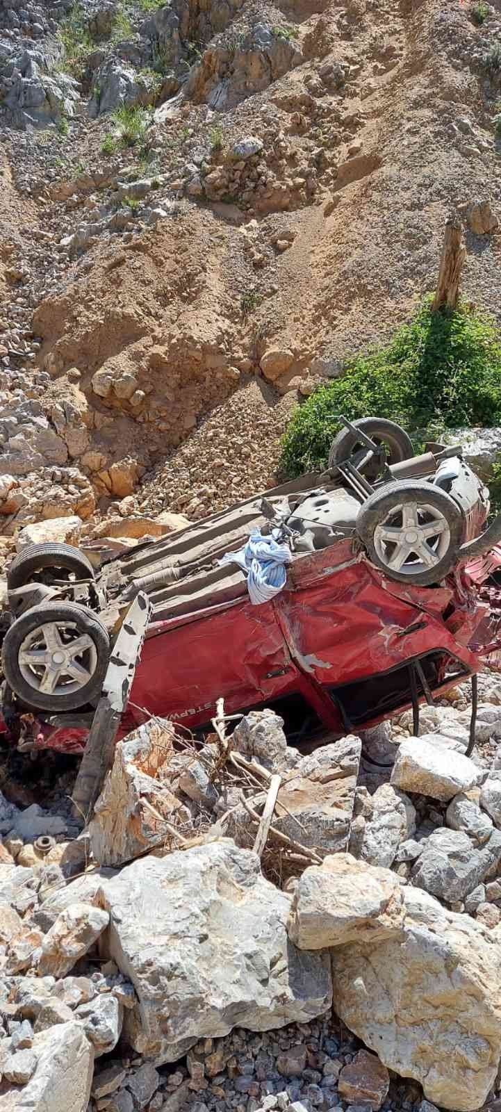 Otomobil 100 Metrelik Uçuruma Yuvarlandı: 1 Ölü, 2 Yaralı