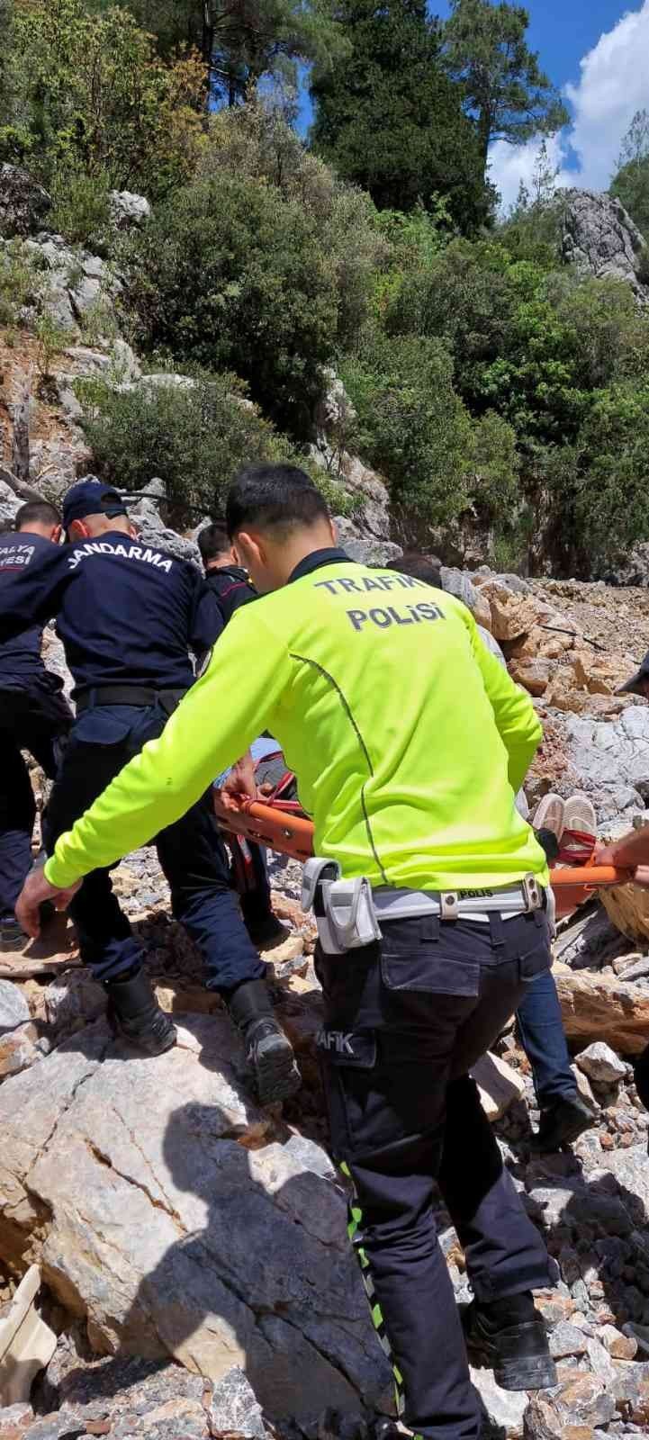 Otomobil 100 Metrelik Uçuruma Yuvarlandı: 1 Ölü, 2 Yaralı