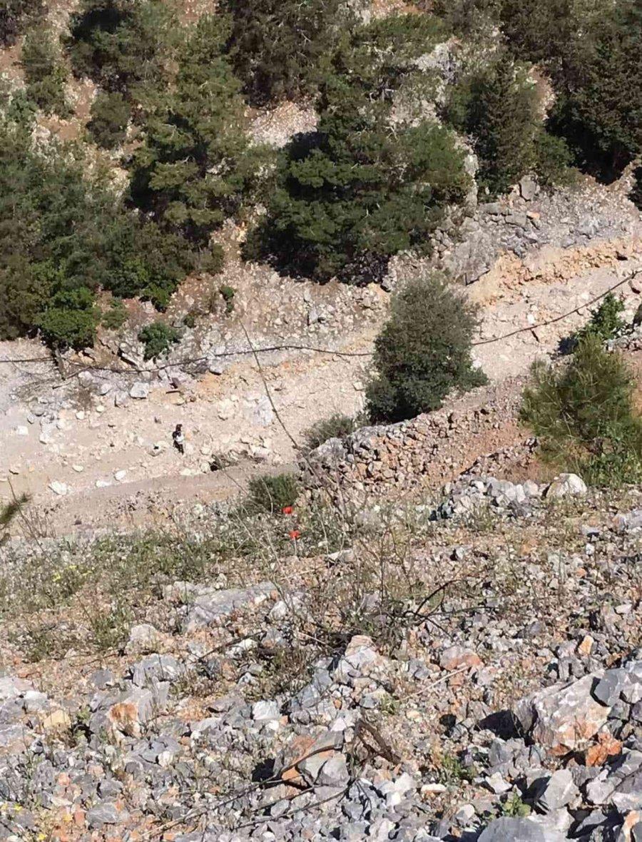 Otomobil 100 Metrelik Uçuruma Yuvarlandı: 1 Ölü, 2 Yaralı