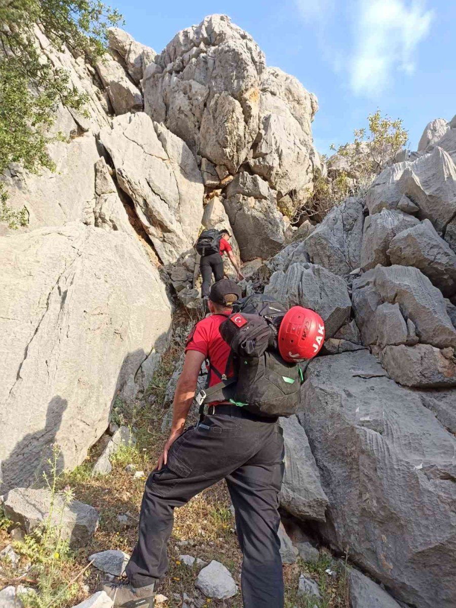 Dağa Tırmanırken Ayağını Kırıp Mahsur Kalan Amerikalı Turist, Skorsky İle Kurtarıldı