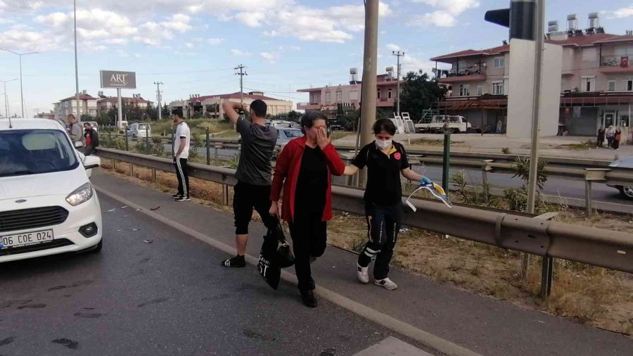 Yayaya Yol Vermek İsterken Zincirleme Kazaya Neden Oldular