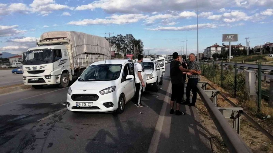 Yayaya Yol Vermek İsterken Zincirleme Kazaya Neden Oldular