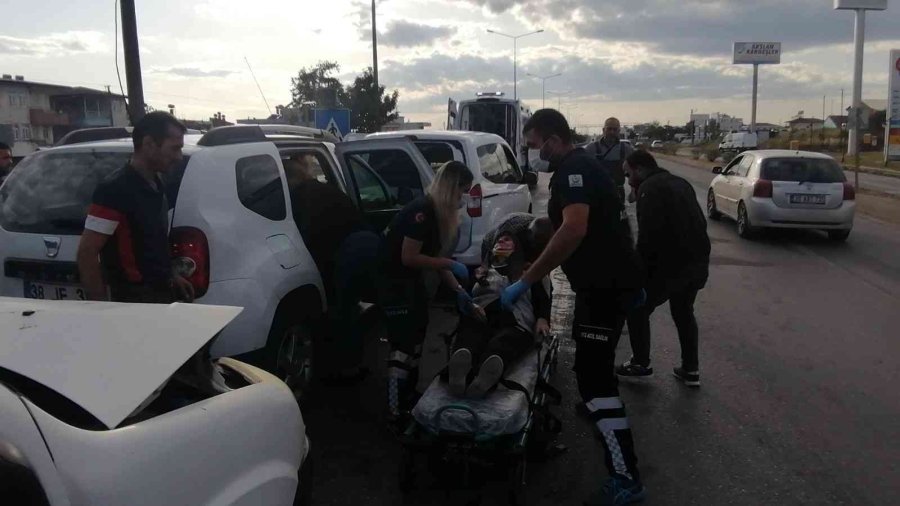 Yayaya Yol Vermek İsterken Zincirleme Kazaya Neden Oldular