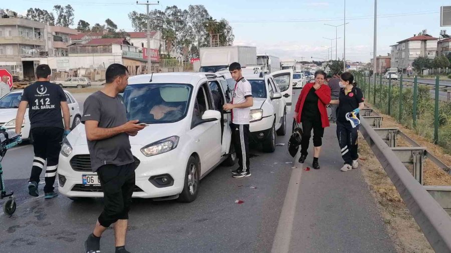 Yayaya Yol Vermek İsterken Zincirleme Kazaya Neden Oldular