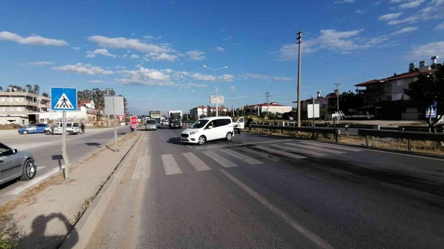 Yayaya Yol Vermek İsterken Zincirleme Kazaya Neden Oldular