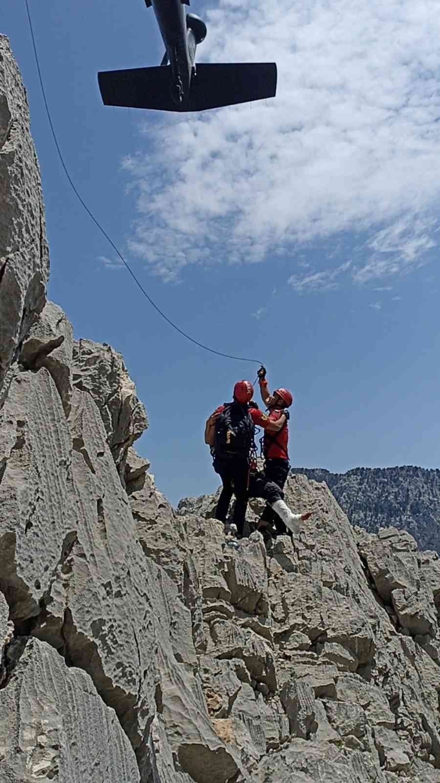 Dağa Tırmanırken Ayağını Kırıp Mahsur Kalan Amerikalı Turist, Skorsky İle Kurtarıldı