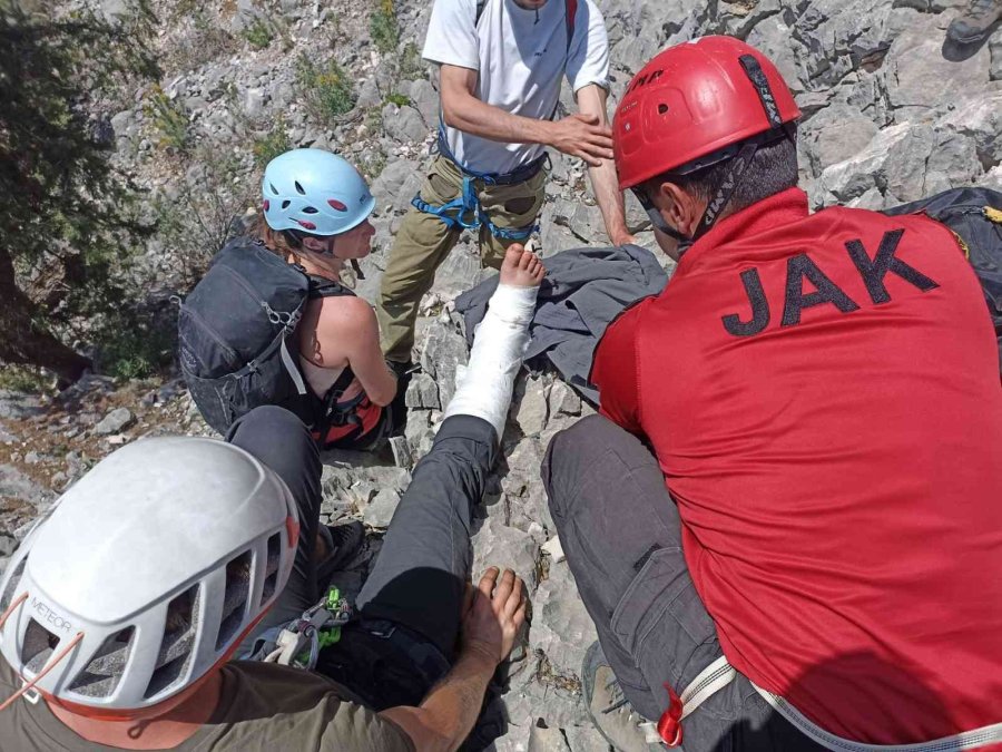 Dağa Tırmanırken Ayağını Kırıp Mahsur Kalan Amerikalı Turist, Skorsky İle Kurtarıldı
