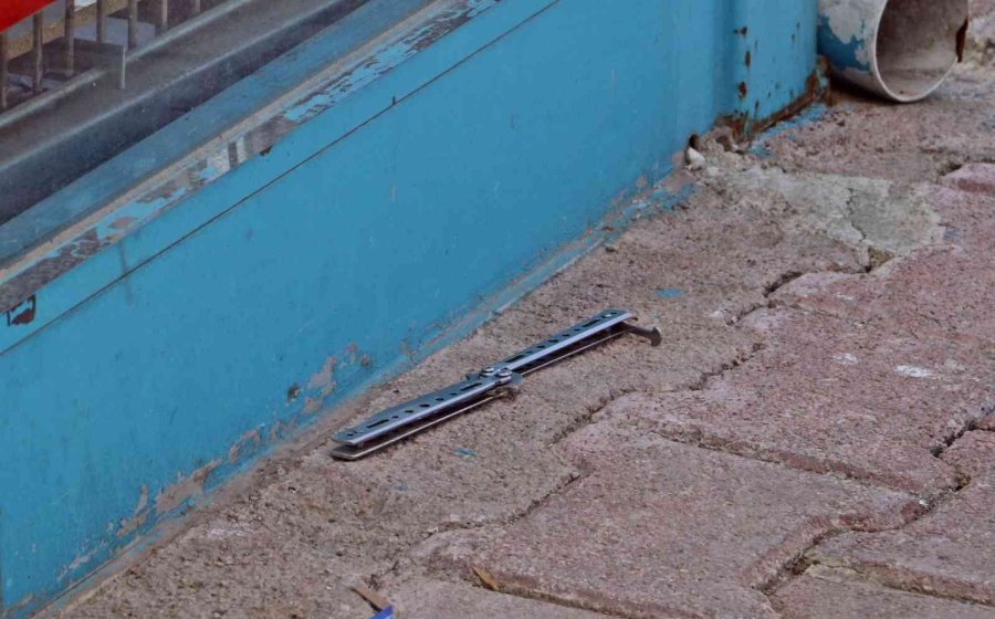 Zincir Marketten İç Çamaşırı Çalıp Kasiyere Bıçak Çektiği İddia Edilen Kadın Serbest Bırakıldı