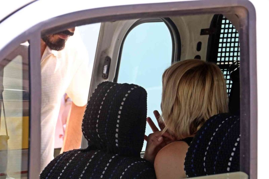 Zincir Marketten İç Çamaşırı Çalıp Kasiyere Bıçak Çektiği İddia Edilen Kadın Serbest Bırakıldı