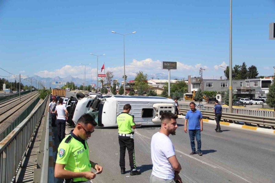 Antalya’da Kamyonla Çarpışan Minibüs Yan Yattı: 8’i Turist 9 Yaralı