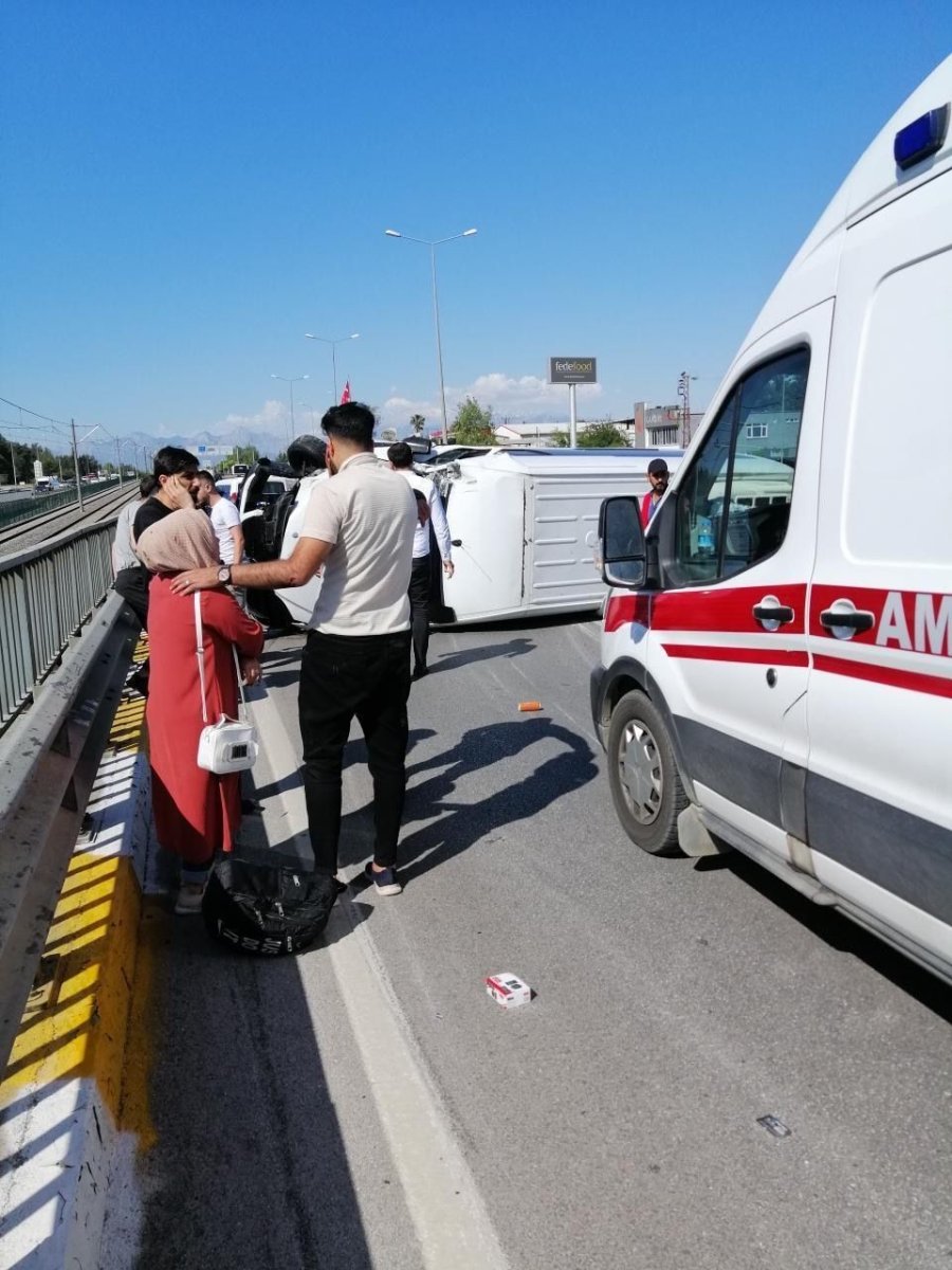 Antalya’da Kamyonla Çarpışan Minibüs Yan Yattı: 8’i Turist 9 Yaralı