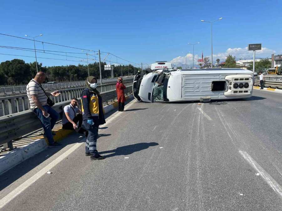 Antalya’da Kamyonla Çarpışan Minibüs Yan Yattı: 8’i Turist 9 Yaralı