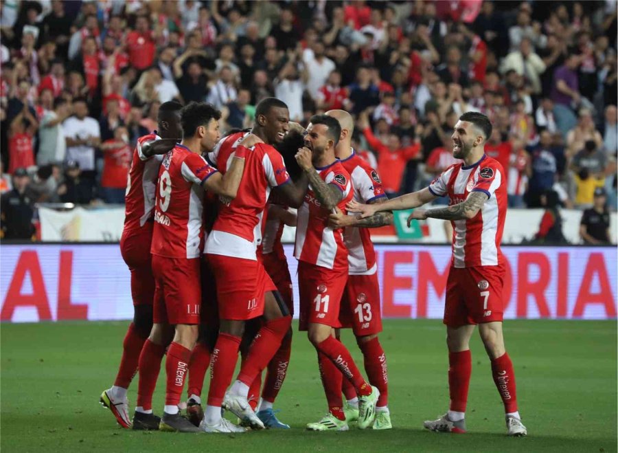 Antalyaspor, Yenilmezlik Serisini 14 Maça Yükseltti