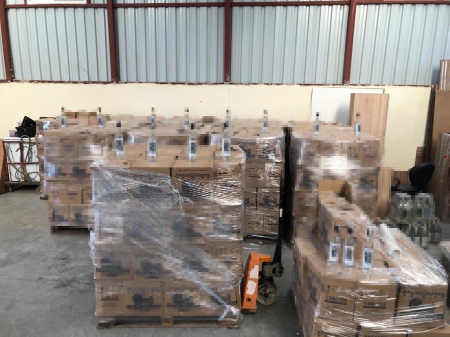 Antalya’da Depoya Yapılan Baskında 11 Bin Litre Kaçak İçki Ele Geçirildi