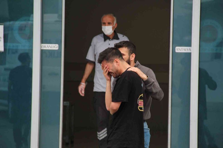 Evinde Ölü Bulunan Tıp Öğrencisinin Cenazesi Gözyaşları İçinde Alındı