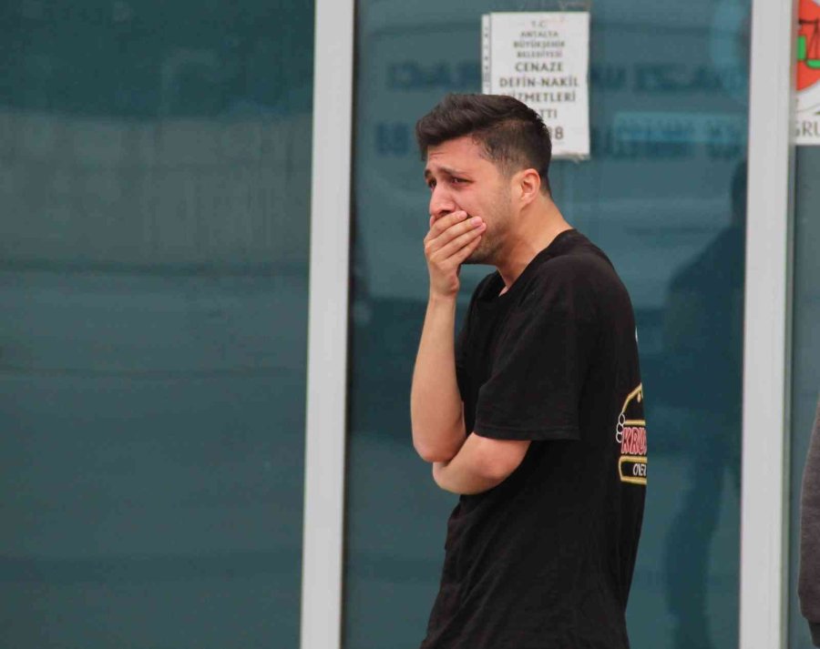 Evinde Ölü Bulunan Tıp Öğrencisinin Cenazesi Gözyaşları İçinde Alındı