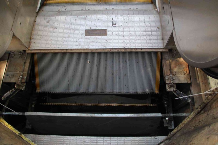 Demir Kapakları Çalınan Yürüyen Merdiven Vatandaşa Eziyet Oldu