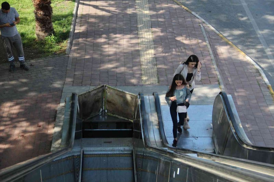 Demir Kapakları Çalınan Yürüyen Merdiven Vatandaşa Eziyet Oldu