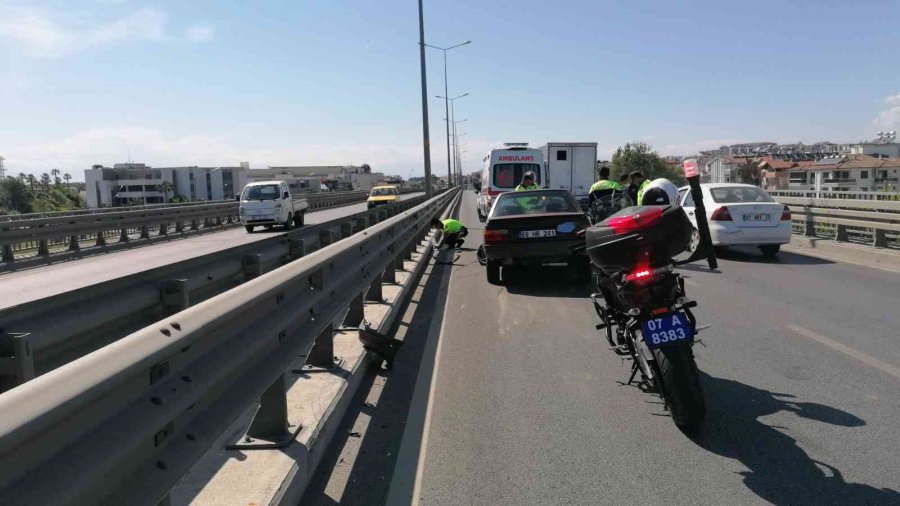 Kaza Yapan Araçtan Yola Dökülen Yağı Trafik Polisi Toz Dökerek Kapatmaya Çalıştı