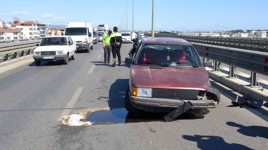 Kaza Yapan Araçtan Yola Dökülen Yağı Trafik Polisi Toz Dökerek Kapatmaya Çalıştı