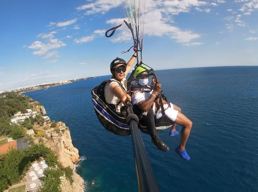 Falezlerin Üzerindeki Yamaç Paraşütü Heyecanı Abd’li Turisti Kendinden Geçirdi