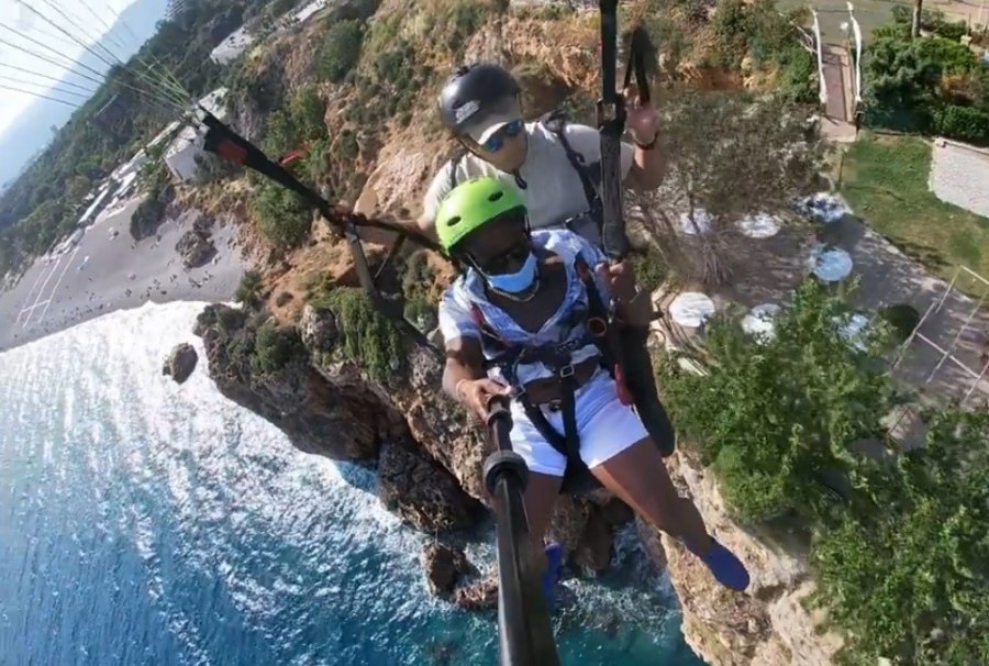 Falezlerin Üzerindeki Yamaç Paraşütü Heyecanı Abd’li Turisti Kendinden Geçirdi