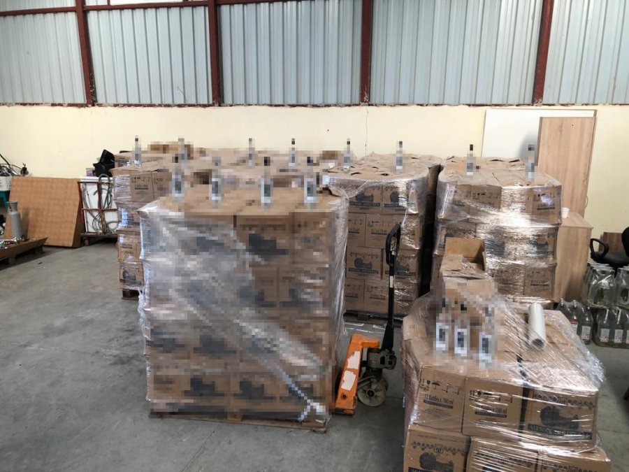 Antalya’da Depoya Yapılan Baskında 11 Bin Litre Kaçak İçki Ele Geçirildi