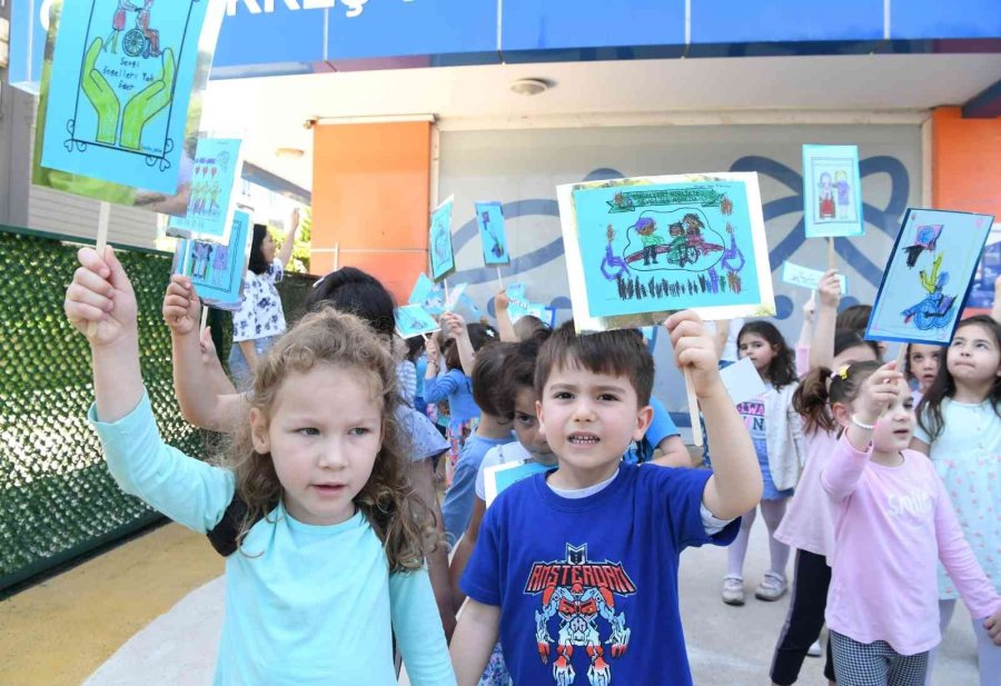 Konyaaltı’nda Minikler Farkındalık İçin Yürüdü