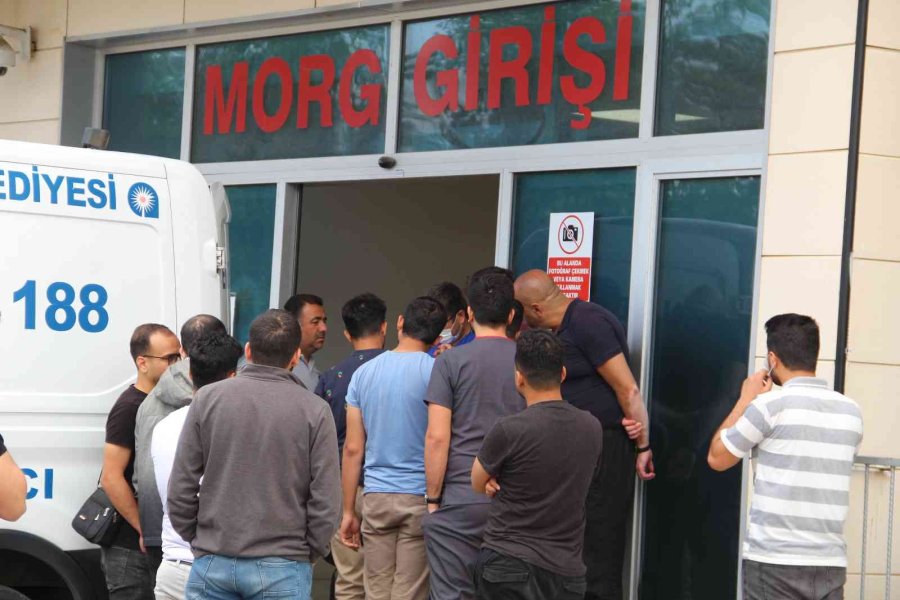 Evinde Ölü Bulunan Tıp Öğrencisinin Cenazesi Gözyaşları İçinde Alındı