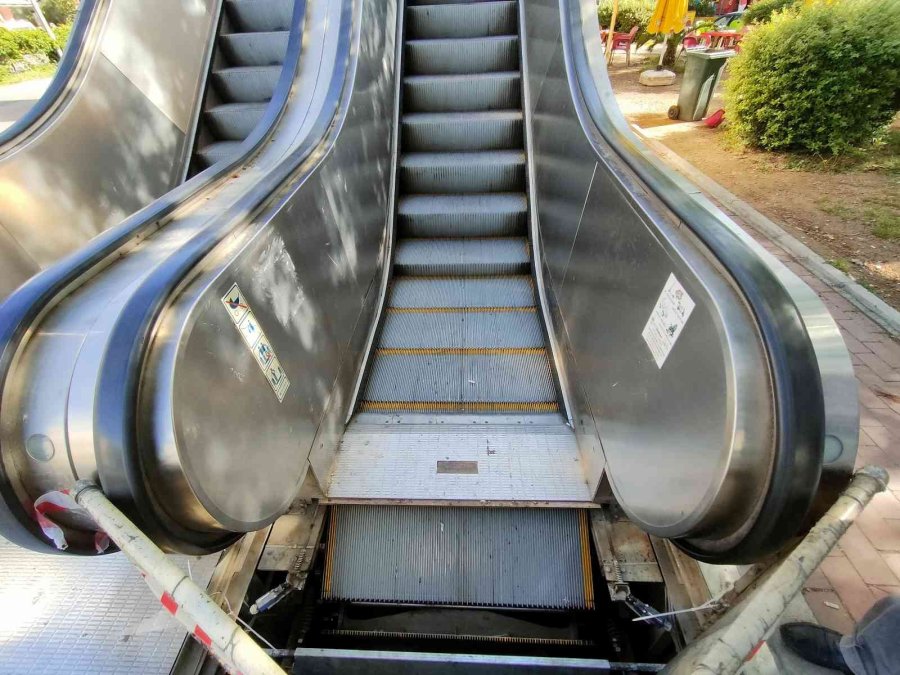 Demir Kapakları Çalınan Yürüyen Merdiven Vatandaşa Eziyet Oldu