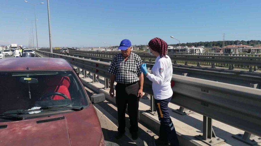 Kaza Yapan Araçtan Yola Dökülen Yağı Trafik Polisi Toz Dökerek Kapatmaya Çalıştı