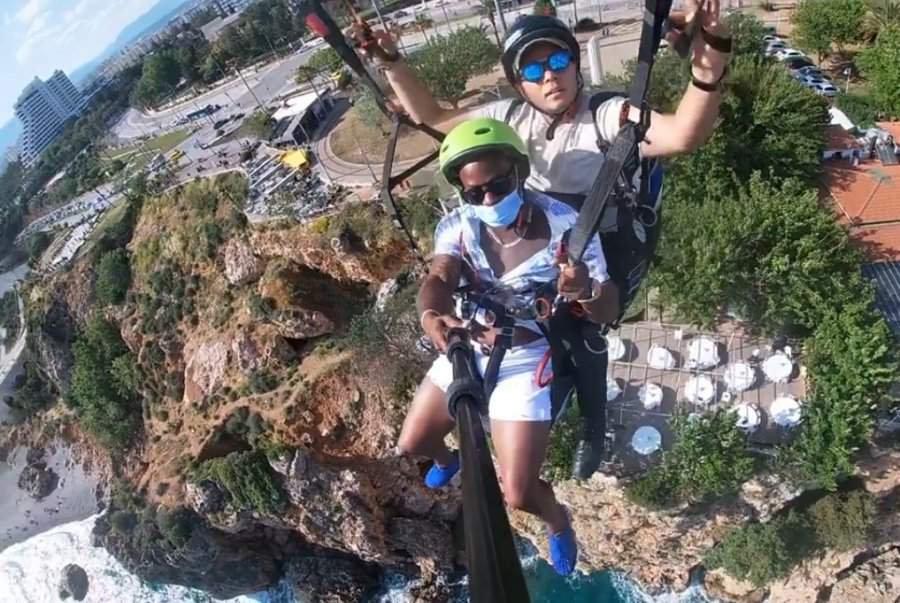 Falezlerin Üzerindeki Yamaç Paraşütü Heyecanı Abd’li Turisti Kendinden Geçirdi