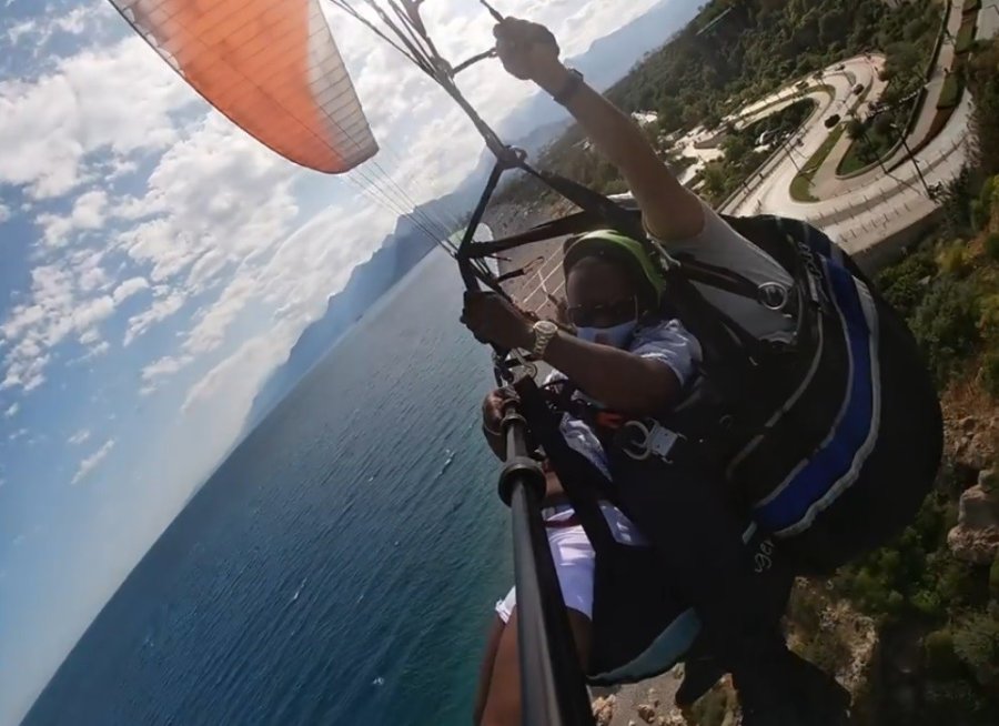 Falezlerin Üzerindeki Yamaç Paraşütü Heyecanı Abd’li Turisti Kendinden Geçirdi