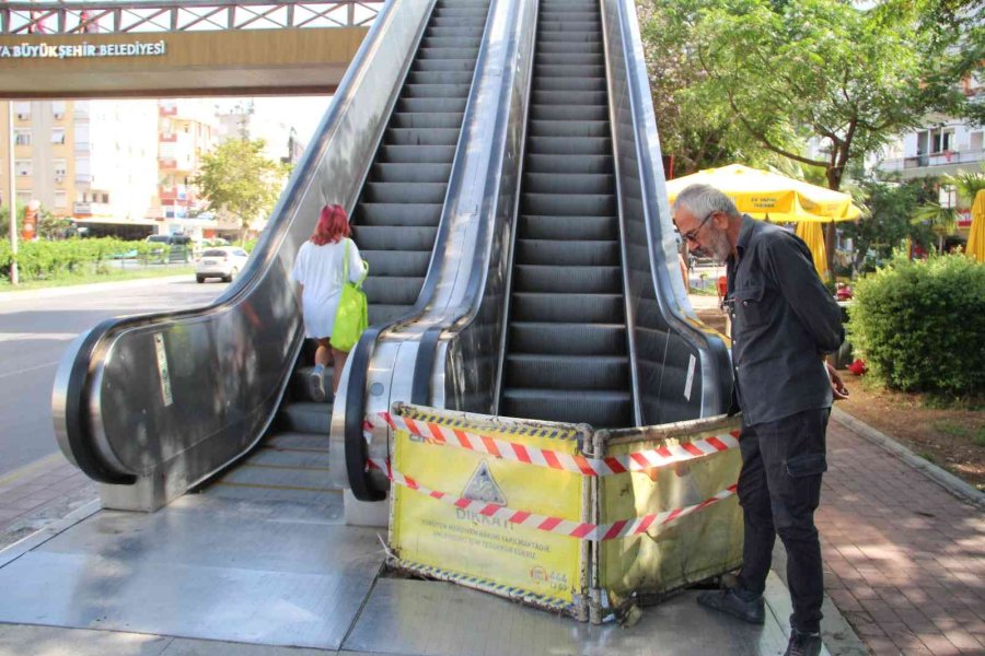 Demir Kapakları Çalınan Yürüyen Merdiven Vatandaşa Eziyet Oldu