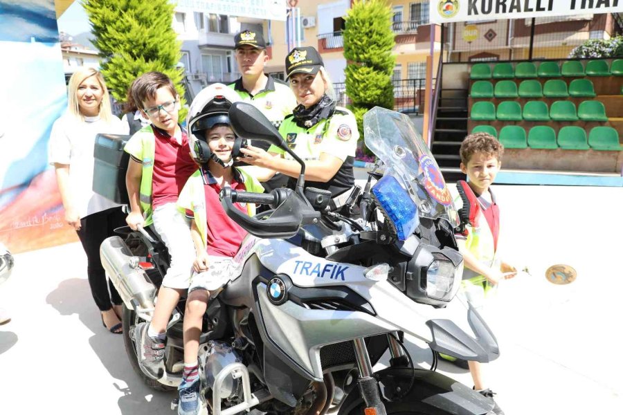 Öğrenciler Trafik Eğitim Parkında Kuralları Öğreniyor
