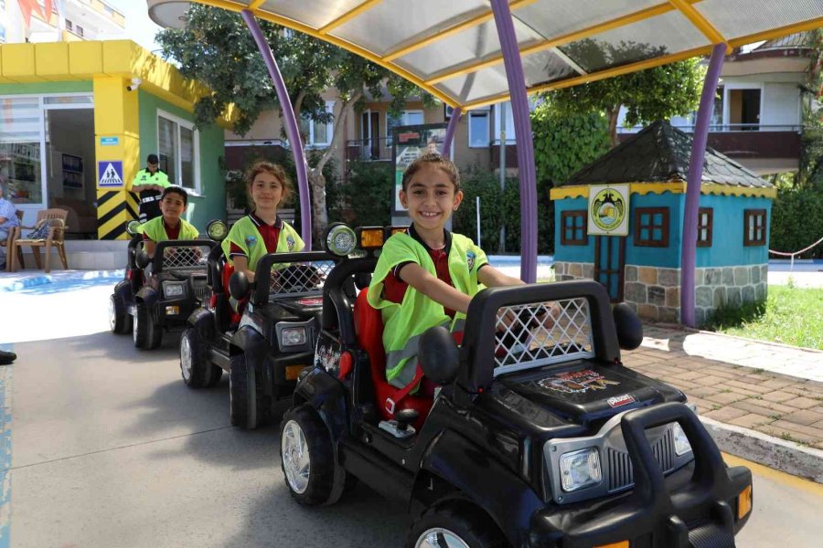 Öğrenciler Trafik Eğitim Parkında Kuralları Öğreniyor