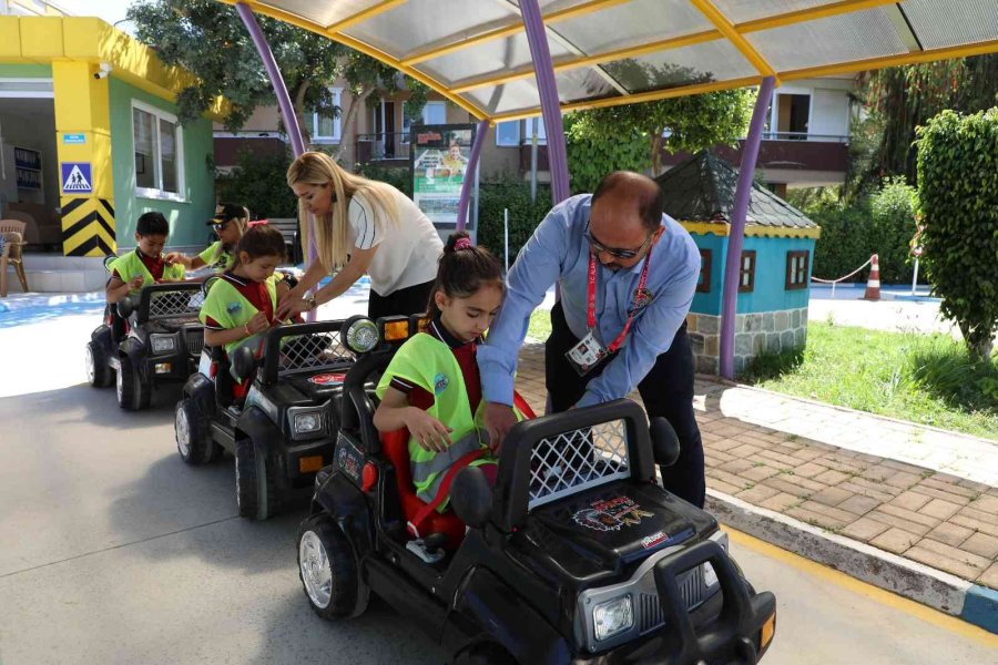 Öğrenciler Trafik Eğitim Parkında Kuralları Öğreniyor