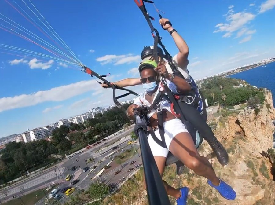 Falezlerin Üzerindeki Yamaç Paraşütü Heyecanı Abd’li Turisti Kendinden Geçirdi