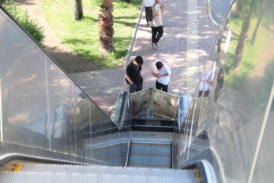 Demir Kapakları Çalınan Yürüyen Merdiven Vatandaşa Eziyet Oldu