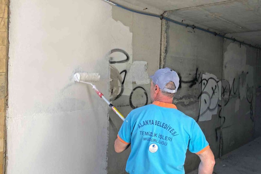 Alanya’da Alt Geçitler Temizleniyor