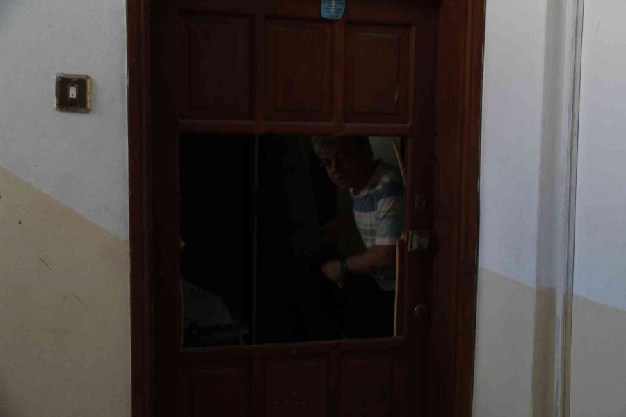 Kedisi İçin Isıttığı Sütü Ocakta Unuttu, Binada Panik Yaşandı