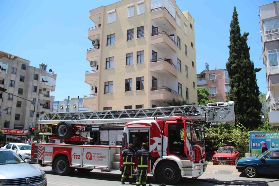Kedisi İçin Isıttığı Sütü Ocakta Unuttu, Binada Panik Yaşandı