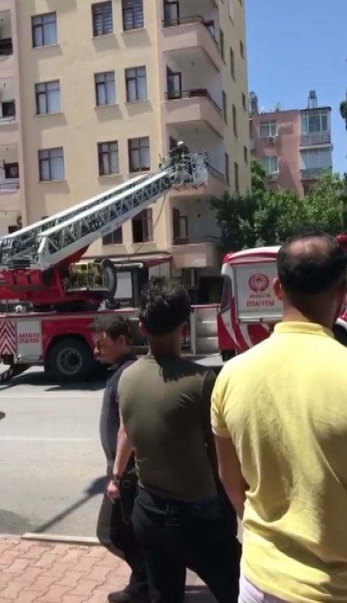 Kedisi İçin Isıttığı Sütü Ocakta Unuttu, Binada Panik Yaşandı