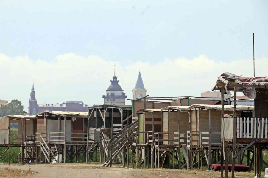 5 Yıldızlı Otellere Komşu Denize Sıfır Çardaklarda Yıkım Sessizliği