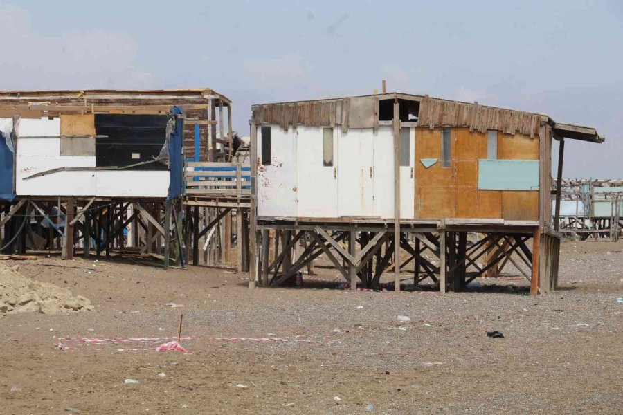 5 Yıldızlı Otellere Komşu Denize Sıfır Çardaklarda Yıkım Sessizliği