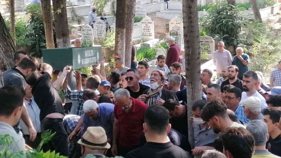 Aracında Ölü Bulunan Genç, 32 Yıl Önce Vefat Eden Ve İsmini Aldığı Abisinin Yanında Defnedildi