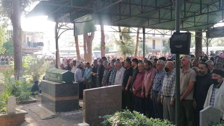 Aracında Ölü Bulunan Genç, 32 Yıl Önce Vefat Eden Ve İsmini Aldığı Abisinin Yanında Defnedildi