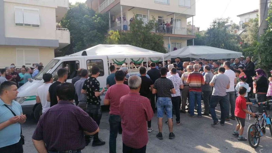 Aracında Ölü Bulunan Genç, 32 Yıl Önce Vefat Eden Ve İsmini Aldığı Abisinin Yanında Defnedildi