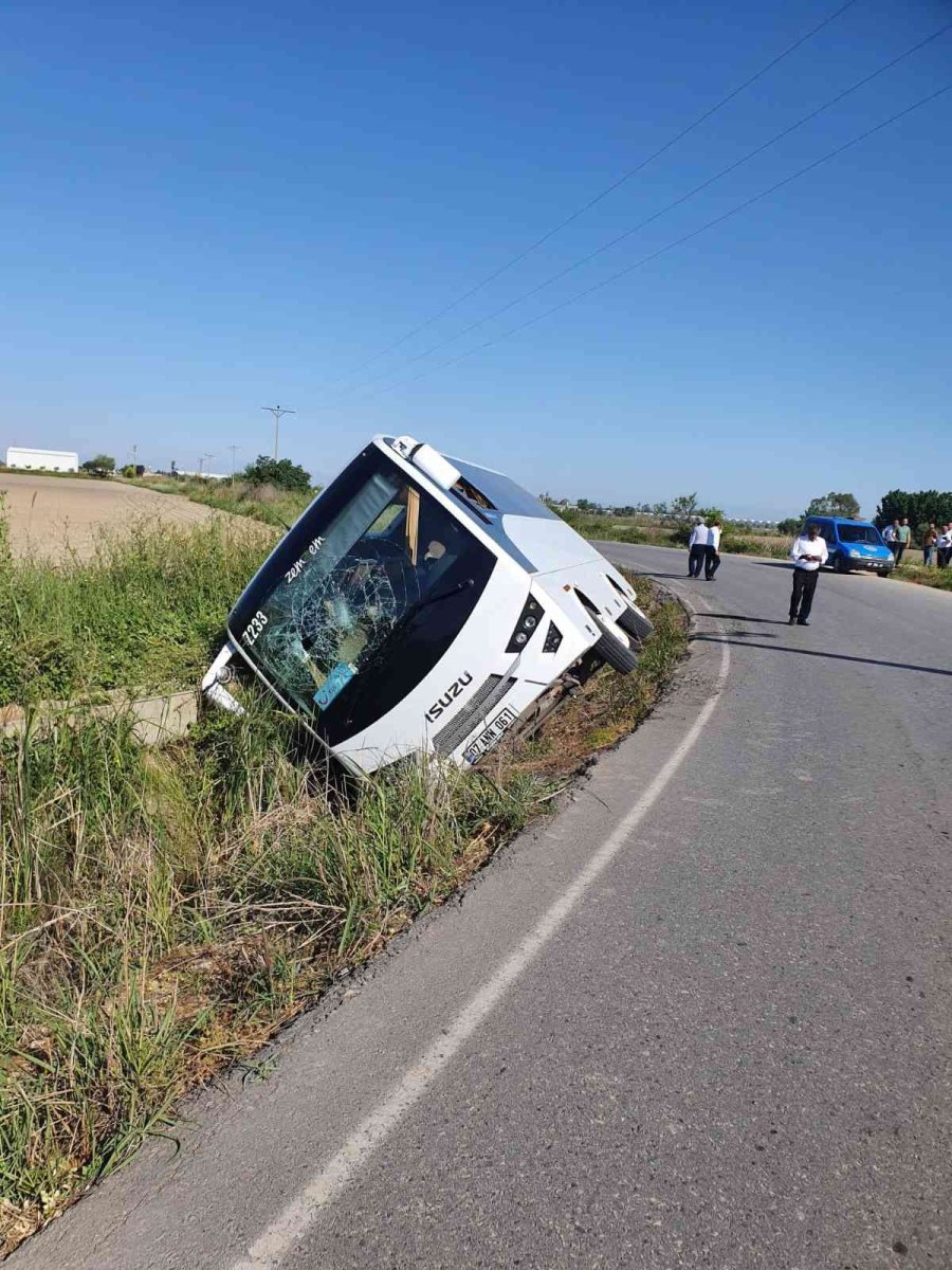 Yoldan Çıkan Midibüs Yan Yattı: 4 Yaralı