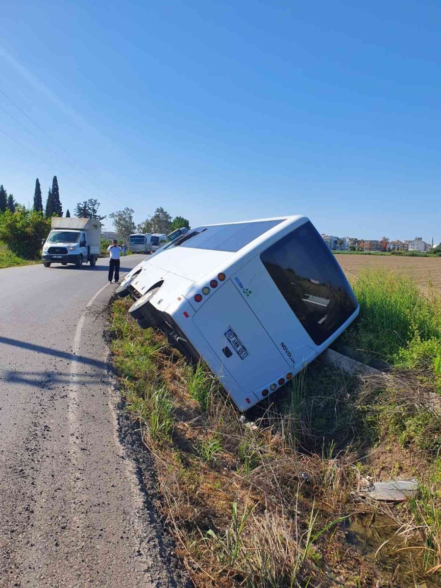 Yoldan Çıkan Midibüs Yan Yattı: 4 Yaralı